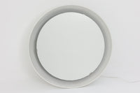 Louis Poulsen(ルイスポールセン)のPH Spejl(PHミラー)は、デンマークのデザイナー、ポール・ヘニングセンによる照明器具で、彼の「PHランプシリーズ」の一部です。特徴的な反射式デザインで光を均等に広げ、空間を柔らかく照らします。「Spejl」はデンマーク語で「鏡」を意味し、鏡のような反射面がデザインのポイントです。現在、このモデルは現行品としては生産されていないため、ビンテージ品でのみ入手可能です。