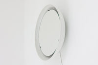 Louis Poulsen(ルイスポールセン)のPH Spejl(PHミラー)は、デンマークのデザイナー、ポール・ヘニングセンによる照明器具で、彼の「PHランプシリーズ」の一部です。特徴的な反射式デザインで光を均等に広げ、空間を柔らかく照らします。「Spejl」はデンマーク語で「鏡」を意味し、鏡のような反射面がデザインのポイントです。現在、このモデルは現行品としては生産されていないため、ビンテージ品でのみ入手可能です。