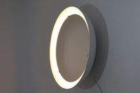 Louis Poulsen(ルイスポールセン)のPH Spejl(PHミラー)は、デンマークのデザイナー、ポール・ヘニングセンによる照明器具で、彼の「PHランプシリーズ」の一部です。特徴的な反射式デザインで光を均等に広げ、空間を柔らかく照らします。「Spejl」はデンマーク語で「鏡」を意味し、鏡のような反射面がデザインのポイントです。現在、このモデルは現行品としては生産されていないため、ビンテージ品でのみ入手可能です。