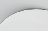 Louis Poulsen(ルイスポールセン)のPH Spejl(PHミラー)は、デンマークのデザイナー、ポール・ヘニングセンによる照明器具で、彼の「PHランプシリーズ」の一部です。特徴的な反射式デザインで光を均等に広げ、空間を柔らかく照らします。「Spejl」はデンマーク語で「鏡」を意味し、鏡のような反射面がデザインのポイントです。現在、このモデルは現行品としては生産されていないため、ビンテージ品でのみ入手可能です。