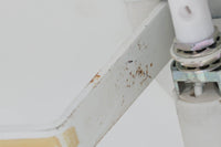 Louis Poulsen(ルイスポールセン)のPH Spejl(PHミラー)は、デンマークのデザイナー、ポール・ヘニングセンによる照明器具で、彼の「PHランプシリーズ」の一部です。特徴的な反射式デザインで光を均等に広げ、空間を柔らかく照らします。「Spejl」はデンマーク語で「鏡」を意味し、鏡のような反射面がデザインのポイントです。現在、このモデルは現行品としては生産されていないため、ビンテージ品でのみ入手可能です。