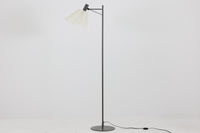 家具職人フレミング・アガー(Flemming Agger)によってデザインされた「372」は、金属の支柱にシェードを組み合わせたシンプルで洗練されたデザインが特徴です。プラスチック製のシェードは光を柔らかく拡散し、部屋全体に心地よい明るさを広げます。モダンなインテリアにぴったりなこの照明は、特にダイニングエリアやリビングルームでの使用に最適です。