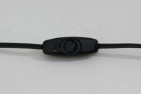 家具職人フレミング・アガー(Flemming Agger)によってデザインされた「372」は、金属の支柱にシェードを組み合わせたシンプルで洗練されたデザインが特徴です。プラスチック製のシェードは光を柔らかく拡散し、部屋全体に心地よい明るさを広げます。モダンなインテリアにぴったりなこの照明は、特にダイニングエリアやリビングルームでの使用に最適です。