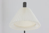 家具職人フレミング・アガー(Flemming Agger)によってデザインされた「372」は、金属の支柱にシェードを組み合わせたシンプルで洗練されたデザインが特徴です。プラスチック製のシェードは光を柔らかく拡散し、部屋全体に心地よい明るさを広げます。モダンなインテリアにぴったりなこの照明は、特にダイニングエリアやリビングルームでの使用に最適です。