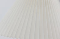 家具職人フレミング・アガー(Flemming Agger)によってデザインされた「372」は、金属の支柱にシェードを組み合わせたシンプルで洗練されたデザインが特徴です。プラスチック製のシェードは光を柔らかく拡散し、部屋全体に心地よい明るさを広げます。モダンなインテリアにぴったりなこの照明は、特にダイニングエリアやリビングルームでの使用に最適です。