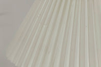 家具職人フレミング・アガー(Flemming Agger)によってデザインされた「372」は、金属の支柱にシェードを組み合わせたシンプルで洗練されたデザインが特徴です。プラスチック製のシェードは光を柔らかく拡散し、部屋全体に心地よい明るさを広げます。モダンなインテリアにぴったりなこの照明は、特にダイニングエリアやリビングルームでの使用に最適です。