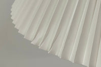 家具職人フレミング・アガー(Flemming Agger)によってデザインされた「372」は、金属の支柱にシェードを組み合わせたシンプルで洗練されたデザインが特徴です。プラスチック製のシェードは光を柔らかく拡散し、部屋全体に心地よい明るさを広げます。モダンなインテリアにぴったりなこの照明は、特にダイニングエリアやリビングルームでの使用に最適です。