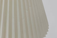 家具職人フレミング・アガー(Flemming Agger)によってデザインされた「372」は、金属の支柱にシェードを組み合わせたシンプルで洗練されたデザインが特徴です。プラスチック製のシェードは光を柔らかく拡散し、部屋全体に心地よい明るさを広げます。モダンなインテリアにぴったりなこの照明は、特にダイニングエリアやリビングルームでの使用に最適です。