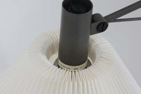 家具職人フレミング・アガー(Flemming Agger)によってデザインされた「372」は、金属の支柱にシェードを組み合わせたシンプルで洗練されたデザインが特徴です。プラスチック製のシェードは光を柔らかく拡散し、部屋全体に心地よい明るさを広げます。モダンなインテリアにぴったりなこの照明は、特にダイニングエリアやリビングルームでの使用に最適です。