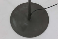 家具職人フレミング・アガー(Flemming Agger)によってデザインされた「372」は、金属の支柱にシェードを組み合わせたシンプルで洗練されたデザインが特徴です。プラスチック製のシェードは光を柔らかく拡散し、部屋全体に心地よい明るさを広げます。モダンなインテリアにぴったりなこの照明は、特にダイニングエリアやリビングルームでの使用に最適です。