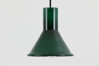 北欧より買い付けた、Holmgaard社製ビンテージランプです。照明部分はデンマークを代表する照明メーカーFog & morup社によって作成されています。Holmgaard社のペンダントライトの中でも人気の「P&T PENDEL」シリーズで内と外側の2層の色味が特徴的です。消灯&点灯時にそれぞれ違った表情を見せてくれる素敵なデザインです。