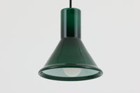 北欧より買い付けた、Holmgaard社製ビンテージランプです。照明部分はデンマークを代表する照明メーカーFog & morup社によって作成されています。Holmgaard社のペンダントライトの中でも人気の「P&T PENDEL」シリーズで内と外側の2層の色味が特徴的です。消灯&点灯時にそれぞれ違った表情を見せてくれる素敵なデザインです。