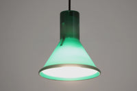 北欧より買い付けた、Holmgaard社製ビンテージランプです。照明部分はデンマークを代表する照明メーカーFog & morup社によって作成されています。Holmgaard社のペンダントライトの中でも人気の「P&T PENDEL」シリーズで内と外側の2層の色味が特徴的です。消灯&点灯時にそれぞれ違った表情を見せてくれる素敵なデザインです。