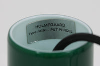 北欧より買い付けた、Holmgaard社製ビンテージランプです。照明部分はデンマークを代表する照明メーカーFog & morup社によって作成されています。Holmgaard社のペンダントライトの中でも人気の「P&T PENDEL」シリーズで内と外側の2層の色味が特徴的です。消灯&点灯時にそれぞれ違った表情を見せてくれる素敵なデザインです。