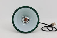 北欧より買い付けた、Holmgaard社製ビンテージランプです。照明部分はデンマークを代表する照明メーカーFog & morup社によって作成されています。Holmgaard社のペンダントライトの中でも人気の「P&T PENDEL」シリーズで内と外側の2層の色味が特徴的です。消灯&点灯時にそれぞれ違った表情を見せてくれる素敵なデザインです。