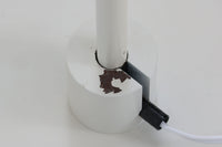 家具職人フレミング・アガー(Flemming Agger)によってデザインされた「372」は、金属の支柱にシェードを組み合わせたシンプルで洗練されたデザインが特徴です。プラスチック製のシェードは光を柔らかく拡散し、部屋全体に心地よい明るさを広げます。モダンなインテリアにぴったりなこの照明は、特にダイニングエリアやリビングルームでの使用に最適です。