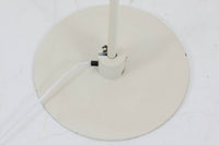 家具職人フレミング・アガー(Flemming Agger)によってデザインされた「372」は、金属の支柱にシェードを組み合わせたシンプルで洗練されたデザインが特徴です。プラスチック製のシェードは光を柔らかく拡散し、部屋全体に心地よい明るさを広げます。モダンなインテリアにぴったりなこの照明は、特にダイニングエリアやリビングルームでの使用に最適です。