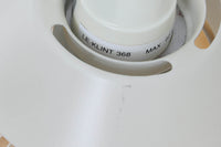 家具職人フレミング・アガー(Flemming Agger)によってデザインされた「372」は、金属の支柱にシェードを組み合わせたシンプルで洗練されたデザインが特徴です。プラスチック製のシェードは光を柔らかく拡散し、部屋全体に心地よい明るさを広げます。モダンなインテリアにぴったりなこの照明は、特にダイニングエリアやリビングルームでの使用に最適です。