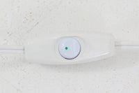 家具職人フレミング・アガー(Flemming Agger)によってデザインされた「372」は、金属の支柱にシェードを組み合わせたシンプルで洗練されたデザインが特徴です。プラスチック製のシェードは光を柔らかく拡散し、部屋全体に心地よい明るさを広げます。モダンなインテリアにぴったりなこの照明は、特にダイニングエリアやリビングルームでの使用に最適です。