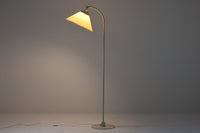 家具職人フレミング・アガー(Flemming Agger)によってデザインされた「372」は、金属の支柱にシェードを組み合わせたシンプルで洗練されたデザインが特徴です。プラスチック製のシェードは光を柔らかく拡散し、部屋全体に心地よい明るさを広げます。モダンなインテリアにぴったりなこの照明は、特にダイニングエリアやリビングルームでの使用に最適です。