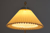 家具職人フレミング・アガー(Flemming Agger)によってデザインされた「372」は、金属の支柱にシェードを組み合わせたシンプルで洗練されたデザインが特徴です。プラスチック製のシェードは光を柔らかく拡散し、部屋全体に心地よい明るさを広げます。モダンなインテリアにぴったりなこの照明は、特にダイニングエリアやリビングルームでの使用に最適です。