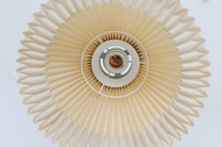 家具職人フレミング・アガー(Flemming Agger)によってデザインされた「372」は、金属の支柱にシェードを組み合わせたシンプルで洗練されたデザインが特徴です。プラスチック製のシェードは光を柔らかく拡散し、部屋全体に心地よい明るさを広げます。モダンなインテリアにぴったりなこの照明は、特にダイニングエリアやリビングルームでの使用に最適です。