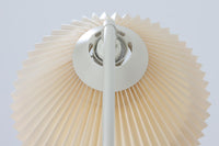 家具職人フレミング・アガー(Flemming Agger)によってデザインされた「372」は、金属の支柱にシェードを組み合わせたシンプルで洗練されたデザインが特徴です。プラスチック製のシェードは光を柔らかく拡散し、部屋全体に心地よい明るさを広げます。モダンなインテリアにぴったりなこの照明は、特にダイニングエリアやリビングルームでの使用に最適です。