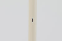 家具職人フレミング・アガー(Flemming Agger)によってデザインされた「372」は、金属の支柱にシェードを組み合わせたシンプルで洗練されたデザインが特徴です。プラスチック製のシェードは光を柔らかく拡散し、部屋全体に心地よい明るさを広げます。モダンなインテリアにぴったりなこの照明は、特にダイニングエリアやリビングルームでの使用に最適です。