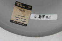 「BUBI」はHenning Koppelによって1972年にデザインされたランプで、KoppelはGeorg Jensenのデザイナーとしても名高く、同ブランドのアイコニックなシルバー製品やジュエリーを手掛けたことでも知られています。現在、「BUBI」はルイスポールセン社ではなく、他のメーカーから新品として販売されていますが、こちらはビンテージ品で、ルイスポールセン社から発売された物です。このランプのデザインは、Henning Koppelならではの滑らかなラインと、アクリルと金属を巧みに組み合わせた素材感が特徴です。シンプルでありながら、質感と形状のバランスが絶妙で、空間に洗練された印象を与えます。