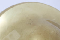 「BUBI」はHenning Koppelによって1972年にデザインされたランプで、KoppelはGeorg Jensenのデザイナーとしても名高く、同ブランドのアイコニックなシルバー製品やジュエリーを手掛けたことでも知られています。現在、「BUBI」はルイスポールセン社ではなく、他のメーカーから新品として販売されていますが、こちらはビンテージ品で、ルイスポールセン社から発売された物です。このランプのデザインは、Henning Koppelならではの滑らかなラインと、アクリルと金属を巧みに組み合わせた素材感が特徴です。シンプルでありながら、質感と形状のバランスが絶妙で、空間に洗練された印象を与えます。