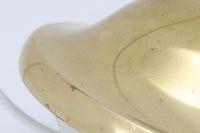 「BUBI」はHenning Koppelによって1972年にデザインされたランプで、KoppelはGeorg Jensenのデザイナーとしても名高く、同ブランドのアイコニックなシルバー製品やジュエリーを手掛けたことでも知られています。現在、「BUBI」はルイスポールセン社ではなく、他のメーカーから新品として販売されていますが、こちらはビンテージ品で、ルイスポールセン社から発売された物です。このランプのデザインは、Henning Koppelならではの滑らかなラインと、アクリルと金属を巧みに組み合わせた素材感が特徴です。シンプルでありながら、質感と形状のバランスが絶妙で、空間に洗練された印象を与えます。