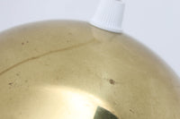 「BUBI」はHenning Koppelによって1972年にデザインされたランプで、KoppelはGeorg Jensenのデザイナーとしても名高く、同ブランドのアイコニックなシルバー製品やジュエリーを手掛けたことでも知られています。現在、「BUBI」はルイスポールセン社ではなく、他のメーカーから新品として販売されていますが、こちらはビンテージ品で、ルイスポールセン社から発売された物です。このランプのデザインは、Henning Koppelならではの滑らかなラインと、アクリルと金属を巧みに組み合わせた素材感が特徴です。シンプルでありながら、質感と形状のバランスが絶妙で、空間に洗練された印象を与えます。