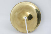 「BUBI」はHenning Koppelによって1972年にデザインされたランプで、KoppelはGeorg Jensenのデザイナーとしても名高く、同ブランドのアイコニックなシルバー製品やジュエリーを手掛けたことでも知られています。現在、「BUBI」はルイスポールセン社ではなく、他のメーカーから新品として販売されていますが、こちらはビンテージ品で、ルイスポールセン社から発売された物です。このランプのデザインは、Henning Koppelならではの滑らかなラインと、アクリルと金属を巧みに組み合わせた素材感が特徴です。シンプルでありながら、質感と形状のバランスが絶妙で、空間に洗練された印象を与えます。