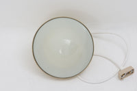 「BUBI」はHenning Koppelによって1972年にデザインされたランプで、KoppelはGeorg Jensenのデザイナーとしても名高く、同ブランドのアイコニックなシルバー製品やジュエリーを手掛けたことでも知られています。現在、「BUBI」はルイスポールセン社ではなく、他のメーカーから新品として販売されていますが、こちらはビンテージ品で、ルイスポールセン社から発売された物です。このランプのデザインは、Henning Koppelならではの滑らかなラインと、アクリルと金属を巧みに組み合わせた素材感が特徴です。シンプルでありながら、質感と形状のバランスが絶妙で、空間に洗練された印象を与えます。