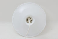 北欧より買い付けたHolmgaard社製のヴィンテージランプです。mandarinシリーズの中でも大型な、直径30cmのLサイズモデルとなります。乳白色のガラスが美しく、清潔感が漂います。リビングやダイニングの空間にぴったりの存在感を持ちながらも、北欧デザインならではのシンプルさが、さまざまなインテリアスタイルに調和します。