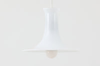 北欧より買い付けたHolmgaard社製のヴィンテージランプです。mandarinシリーズの中でも最も小ぶりな、直径18cmのSサイズモデルとなります。乳白色のガラスが美しく、清潔感が漂います。小型ペンダントライトは、廊下やエントランス、洗面台の上など、さまざまな場所に柔軟に対応できるのが特徴です。