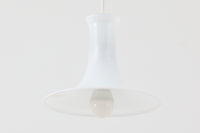 北欧より買い付けたHolmgaard社製のヴィンテージランプです。mandarinシリーズの中でも最も小ぶりな、直径18cmのSサイズモデルとなります。乳白色のガラスが美しく、清潔感が漂います。小型ペンダントライトは、廊下やエントランス、洗面台の上など、さまざまな場所に柔軟に対応できるのが特徴です。