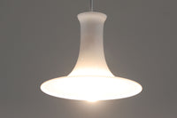 北欧より買い付けたHolmgaard社製のヴィンテージランプです。mandarinシリーズの中でも最も小ぶりな、直径18cmのSサイズモデルとなります。乳白色のガラスが美しく、清潔感が漂います。小型ペンダントライトは、廊下やエントランス、洗面台の上など、さまざまな場所に柔軟に対応できるのが特徴です。