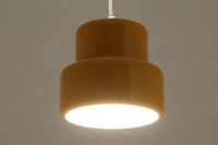 デンマークから買い付けました。1977年のFog & morup社のカタログにも掲載されており、耐久性に優れた可愛らしいデザインが特徴的です。どのようなインテリアにも調和するよう、豊富なカラーバリエーションが展開されていました。こちらの照明は、明るい色味のイエロー色です。