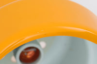 デンマークから買い付けました。1977年のFog & morup社のカタログにも掲載されており、耐久性に優れた可愛らしいデザインが特徴的です。どのようなインテリアにも調和するよう、豊富なカラーバリエーションが展開されていました。こちらの照明は、明るい色味のイエロー色です。