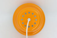 デンマークから買い付けました。1977年のFog & morup社のカタログにも掲載されており、耐久性に優れた可愛らしいデザインが特徴的です。どのようなインテリアにも調和するよう、豊富なカラーバリエーションが展開されていました。こちらの照明は、明るい色味のイエロー色です。