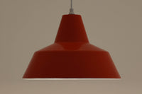 「The work shop lamp」です。Louis Poulsen社の定番ランプ。復刻品はアルミ製ですが、こちらはビンテージ品ならではの琺瑯&エナメルモデル。艶感が魅力的です。