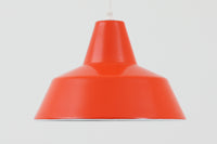「The work shop lamp」です。Louis Poulsen社の定番ランプ。復刻品はアルミ製ですが、こちらはビンテージ品ならではの琺瑯&エナメルモデル。艶感が魅力的です。