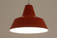 「The work shop lamp」です。Louis Poulsen社の定番ランプ。復刻品はアルミ製ですが、こちらはビンテージ品ならではの琺瑯&エナメルモデル。艶感が魅力的です。