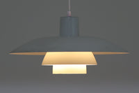 北欧より買い付けた、Louis Poulsen社製「PH4」ビンテージ品です。長年愛されているPH5と並ぶ名作照明です。シェードはペンキを塗ったような風合いで写真の用に塗装剥がれや錆など使用感がございます。その点を考慮した価格となっています。