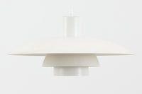 北欧より買い付けた、Louis Poulsen社製「PH4」ビンテージ品です。長年愛されているPH5と並ぶ名作照明です。シェードはペンキを塗ったような風合いで写真の用に塗装剥がれや錆など使用感がございます。その点を考慮した価格となっています。