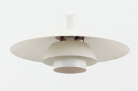 北欧より買い付けた、Louis Poulsen社製「PH4」ビンテージ品です。長年愛されているPH5と並ぶ名作照明です。シェードはペンキを塗ったような風合いで写真の用に塗装剥がれや錆など使用感がございます。その点を考慮した価格となっています。