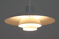 北欧より買い付けた、Louis Poulsen社製「PH4」ビンテージ品です。長年愛されているPH5と並ぶ名作照明です。シェードはペンキを塗ったような風合いで写真の用に塗装剥がれや錆など使用感がございます。その点を考慮した価格となっています。