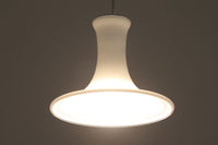 北欧より買い付けたHolmgaard社製のヴィンテージランプです。mandarinシリーズの中でも最も小ぶりな、直径18cmのSサイズモデルとなります。乳白色のガラスが美しく、清潔感が漂います。小型ペンダントライトは、廊下やエントランス、洗面台の上など、さまざまな場所に柔軟に対応できるのが特徴です。