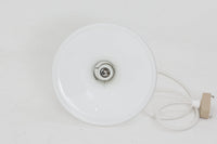 北欧より買い付けたHolmgaard社製のヴィンテージランプです。mandarinシリーズの中でも最も小ぶりな、直径18cmのSサイズモデルとなります。乳白色のガラスが美しく、清潔感が漂います。小型ペンダントライトは、廊下やエントランス、洗面台の上など、さまざまな場所に柔軟に対応できるのが特徴です。